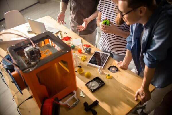 Makerspace mit 3D-Drucker und jungen Leuten