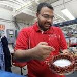 FNU Nishanth hält 3D-gedruckten Stator