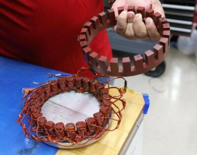 3D-gedruckter Stator mit und ohne Kabel 3D-gedruckter Stator mit und ohne Kabel