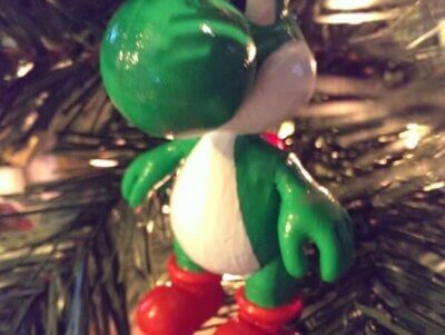 Yoshi auf dem Weihnachtsbaum