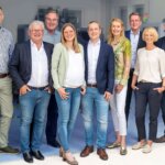 Foto des Verantwortlichen nach Vertragsunterzeichnung