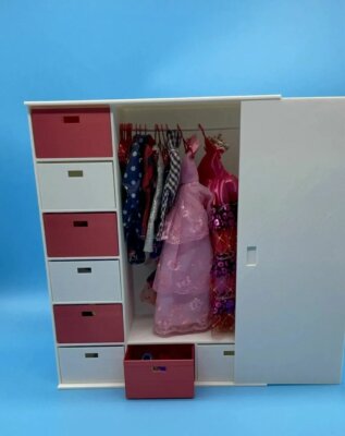 Kleiderschrank in Weiß und Pink mit Barbie-Outfits