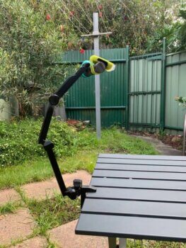 Lichtständer mit Fahrradlampe an Tisch geklemmt