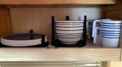 Geschirrhalter mit Geschirr