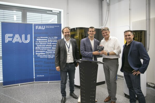 Neues Zentrum für fortgeschrittenes Design und Entwicklung in Bayern von Carbon und LKT – ein Schmelztiegel für 3D-Druck-Innovationen Prof. Dr.-Ing. Dietmar Drummer (Leiter des Lehrstuhls für Kunststofftechnik der FAU), Phil DeSimone (CEO bei Carbon), Prof. Dr. Joachim Hornegger (Präsident der Friedrich-Alexander-Universität - FAU), Gerd Manz (Senior Vice President, Innovation to Production bei Carbon) (Bild © Carbon).