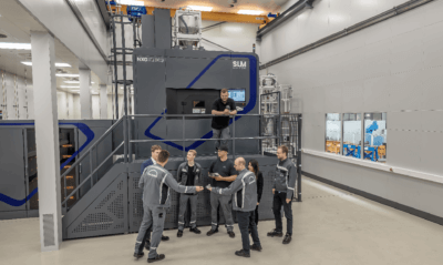 Mitarbeiter von MAN Energy Solutions bei der Arbeit mit dem innovativen SLM® NXG XII 600 3D-Drucker