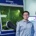 Wissenschaftler der PolyU vor einem 3D-Drucker