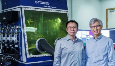 Wissenschaftler der PolyU vor einem 3D-Drucker