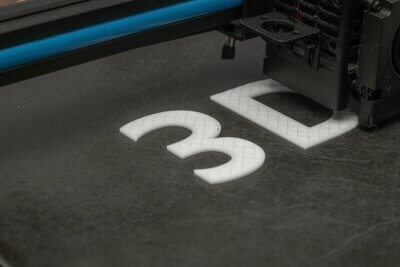 3D-Drucktechnologie druckt das Wort "3D"