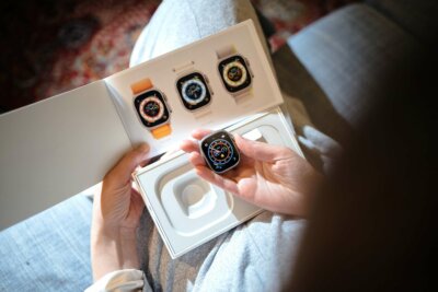 Apple Watch Gehäuse durch 3D-Druck-Technik Person hält Apple Watch mit potenziellem 3D-gedruckten Gehäuse