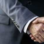 Fusion zwischen zwei 3D-Druck-Unternehmen mit Handschlag