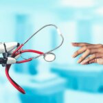 Roboterhand und Menschenhand in der Medizin