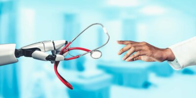 Roboterhand und Menschenhand in der Medizin