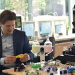 WPI-Professor Markus Nemitz nutzt 3D-Drucker für Rettungsroboter-Forschung.