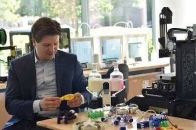 WPI-Professor Markus Nemitz nutzt 3D-Drucker für Rettungsroboter-Forschung.