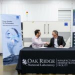 Claus Hermannstädter von ZEISS und Rick Raines von ORNL bei der Unterzeichnung der Lizenzvereinbarung für den Simurgh-Algorithmus.