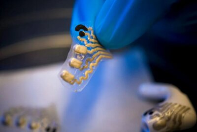 Sensoren in Ohrhörern, entwickelt durch 3D-Druck, zur Erfassung von Gehirnaktivität und Schweißlaktat