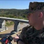 US-Soldat vor 3D-gedruckter Betonbrücke