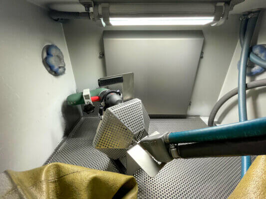 Die Stratro XS wird einfach in die Injektorstrahlanlage gestellt und die Strahlmitteldüse eingehängt