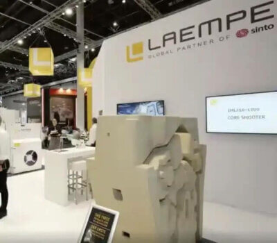 Laempe Mössner Sinto 3D-Drucker und gedrucktes Objekt auf GIFA 2023 3D-Drucker von Laempe Mössner Sinto und Beispielobjekt auf der GIFA 2023