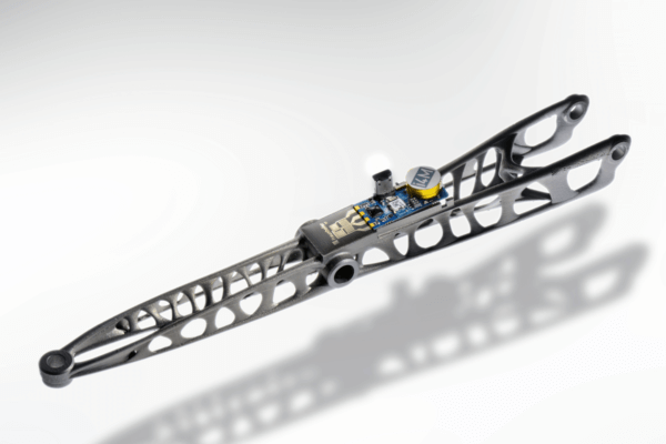 Integrierter Kraftsensor im PKW Querlenker vom Fraunhofer ILT zur Überwachung und Früherkennung von Rissen und Defekten Integrierter Kraftsensor im PKW Querlenker vom Fraunhofer ILT zur Überwachung und Früherkennung von Rissen und Defekten