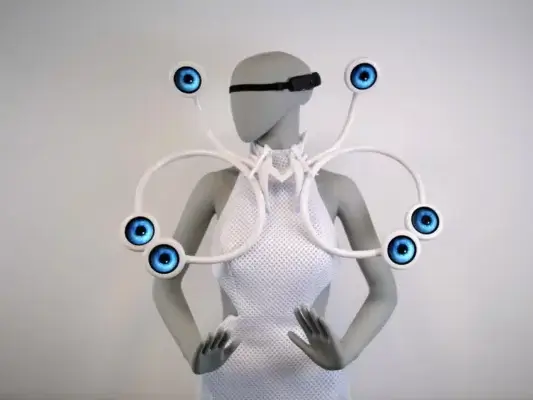 3D-gedrucktes Kleid mit Bildschirmen und Gehirnschnittstelle von Anouk Wipprecht.