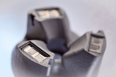 Dehnungsmessstreifen im Messerkopf durch unterbrochenen LPBF-Druckprozess bei Fraunhofer ILT integriert