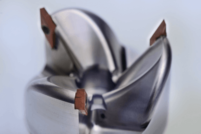 Vollendung des intelligenten Bauteils mit integrierten Dehnungsmessstreifen nach Fortsetzung des Druckprozesses bei Fraunhofer ILT