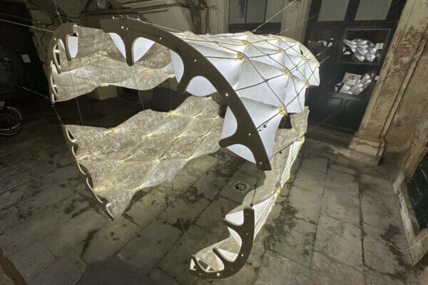 Ansicht des Washi-Papier-Pavillons auf dem Vives Architecture Festival in Montpellier