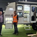 ZoneRV-Team vor einem mit 3D-Drucktechnologie gefertigten Wohnmobil.