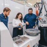 FIU-Mitarbeiter bei der Arbeit im Labor