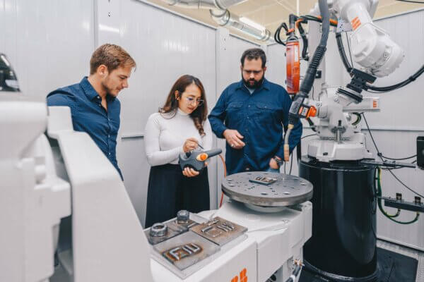 Forschungsteam der FIU im neuen Labor FIU-Mitarbeiter bei der Arbeit im Labor