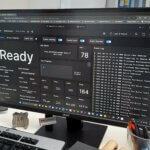 Nutzer arbeitet mit Desktop Metal's Live Monitor™ Software am PC.