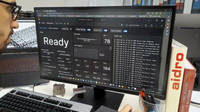 Live Monitor™ Software von Desktop Metal in Aktion Nutzer arbeitet mit Desktop Metal's Live Monitor™ Software am PC.