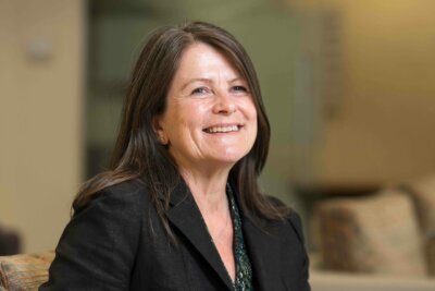 Karen Holford, nicht-exekutives Vorstandsmitglied von Renishaw Portrait von Professorin Karen Holford, Vorstandsmitglied bei Renishaw