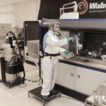 Mitarbeiter bei der Produktion von 3D-gedruckten Eisenbahnersatzteilen bei Wabtec