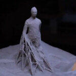 Team der Universität Cambridge entnimmt ein 3D-gedrucktes Metallteil nach einer Laserbehandlung, die dessen Eigenschaften verbessert