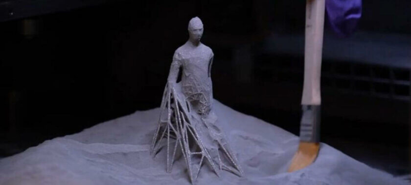 Forschungsteam der Universität Cambridge optimiert 3D-gedrucktes Metall mit Lasertechnologie Team der Universität Cambridge entnimmt ein 3D-gedrucktes Metallteil nach einer Laserbehandlung, die dessen Eigenschaften verbessert