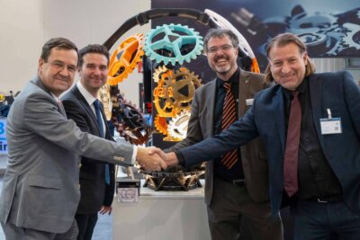Führungskräfte von BigRep und HAGE3D bei Formnext 2023 nach der Bekanntgabe ihrer strategischen Übernahme Reinhard Festag, Sven Thate von BigRep und Matthias Katschnig, Thomas Janics von HAGE3D auf der Formnext 2023, symbolisieren die Stärkung im 3D-Druck durch Firmenfusion
