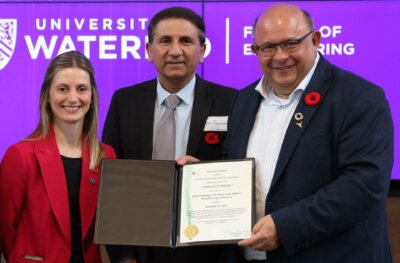 Eröffnung des MSAM-Labors der Universität von Waterloo - Dr. Mihaela Vlasea und Dr. Ehsan Toyserkani mit Bürgermeister Berry Vrbanovic Dr. Mihaela Vlasea, Dr. Ehsan Toyserkani und Bürgermeister Berry Vrbanovic bei der Einweihung des MSAM-Labors, Universität von Waterloo, Fokus auf metallischen 3D-Druck