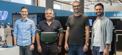 Vertreter von Sintratec und Thes3D bei einer Partnerschaftsvereinbarung