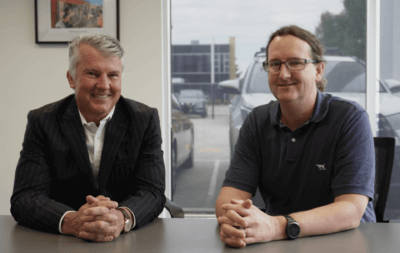 Adam Lewis, neuer Vorstandsvorsitzender von SPEE3D, und CEO Byron Kennedy bei strategischer Besprechung über 3D-Drucktechnologien