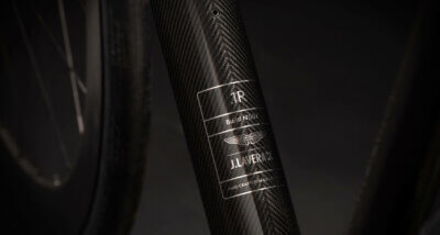 Detailansicht des J.Laverack Aston Martin .1R Fahrradrahmens mit Titan- und Kohlefaserkonstruktion Detail des 3D-gedruckten Titanrahmens des Aston Martin .1R, kombiniert mit Kohlefaser