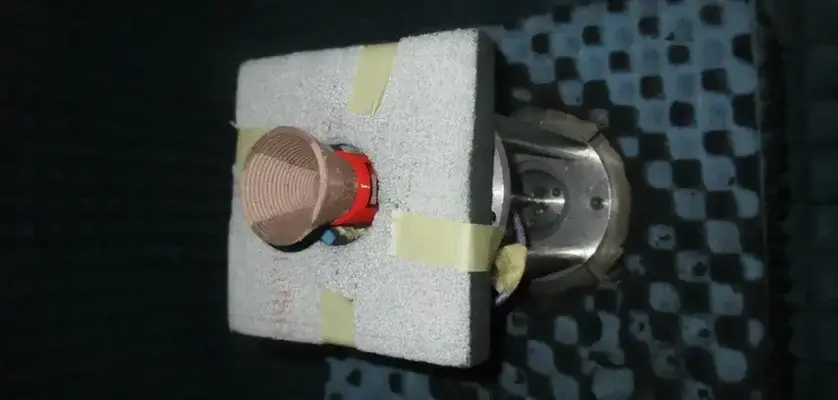 3D-gedruckte Hornantenne im Ka-Band während der Präzisionsmessung in einem schalltoten Raum, Beispiel für Fortschritte in der Telekommunikationstechnologie.