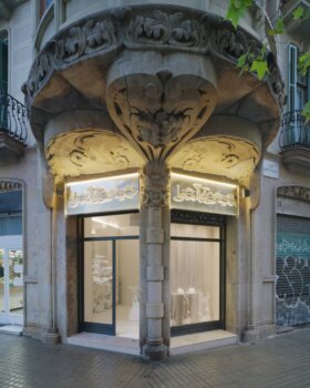 Außenansicht des La Manso Stores in Barcelona, entworfen von External Reference, zeigt die Verbindung von 3D-Druck und katalanischer Architektur