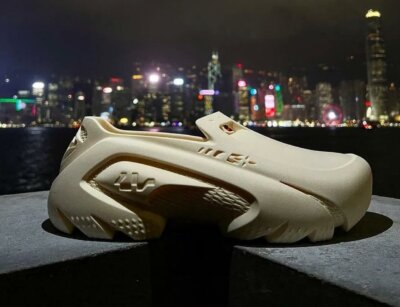 Louis Vuitton 3D-gedruckter Cobra-Sneaker entwickelt von Zellerfeld auf Hongkonger Laufsteg 3D-gedruckter Louis Vuitton Cobra-Sneaker in Schwarz und Weiß, entstanden in Kooperation mit Zellerfeld