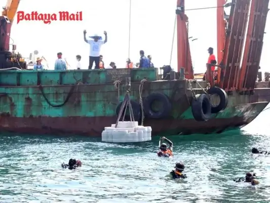 Einbringung eines 3D-gedruckten künstlichen Riffs ins Meer bei Koh Sak Island im Rahmen des Pattaya Meeresschutzprojekts