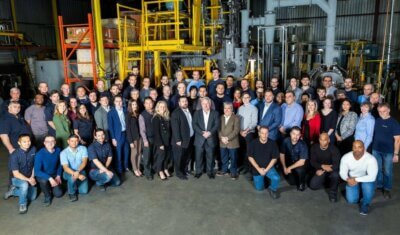 PyroGenesis Team in Produktionshalle mit NexGen Plasma-Atomisierungstechnologie für additive Fertigung PyroGenesis Team in Produktionshalle mit NexGen Plasma-Atomisierungstechnologie für additive Fertigung