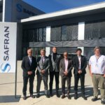 Führungsteams von SLM Solutions und Nikon bei Safran zur Feier der 900. NXG XII 600 Auslieferung in der Luftfahrtindustrie