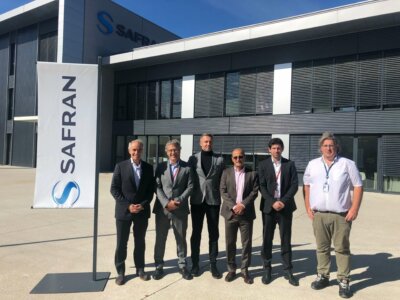 Führungsteams von SLM Solutions und Nikon bei Safran zur Feier der 900. 3D-Drucker-Auslieferung.